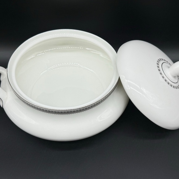 Royal Doulton Ravenswood Covered Serving Bowl England Bone China - Picture 4 of 6